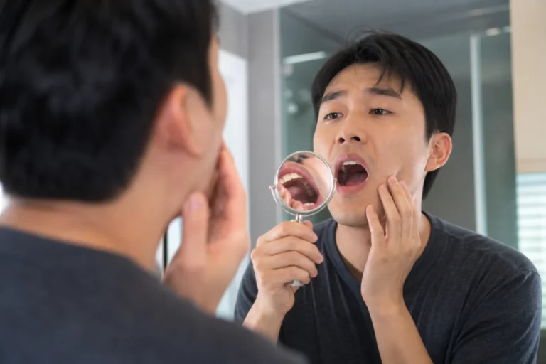 어금니 치료 정보를 설명하는 치과 이미지